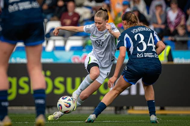 Vivien Endemann 25 VFL Wolfsburg with the ball while Svenja Vöhringer 34 TSG Hoffenheim defends GPFBL TSG Hoffenheim VfL Wolfsburg Copyright: xSpeedshotx