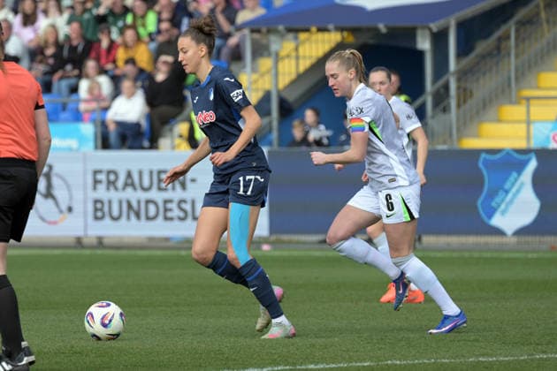 Franziska Harsch TSG 1899 Hoffenheim, 17 am with ball in duel with Janina Minge VfL Wolfsburg, 6 GER, TSG 1899 Hoffenheim vs VfL Wolfsburg , Football, Google Pixel Frauen Bundesliga, 21 Spieltag, Saison 2025 2026, 21 03 2026 DFB DFL regulations prohibit any use of photographs as image sequences and or quasi video GER, TSG 1899 Hoffenheim vs VfL Wolfsburg, Football, Google Pixel Frauen Bundesliga, Saison 2025 2026, 21 03 2026 Hoffenheim Copyright: xEibner-Pressefoto TobiasxBaurx EP_TBR
