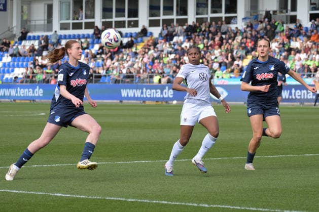 Lineth Beerensteyn VfL Wolfsburg, 09 in a duel with Lisa Doorn TSG 1899 Hoffenheim, 14 and Svenja Voehringer TSG 1899 Hoffenheim, 34 GER, TSG 1899 Hoffenheim vs VfL Wolfsburg , Football, Google Pixel Womens Bundesliga, 21 Matchday, Saison 2025 2026, 21 03 2026 DFB DFL regulations prohibit any use of photographs as image sequences and or quasi video GER, TSG 1899 Hoffenheim vs VfL Wolfsburg, Fußball, Google Pixel Frauen Bundesliga, Saison 2025 2026, 21 03 2026 Hoffenheim Copyright: xEibner-Pressefoto TobiasxBaurx EP_TBR