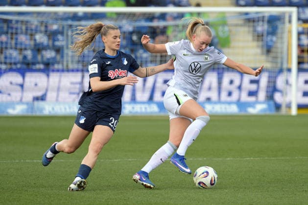 Ella Peddemors VfL Wolfsburg, 05 am with ball in duel with Selina Cercil TSG 1899 Hoffenheim, 29 GER, TSG 1899 Hoffenheim vs VfL Wolfsburg, Football, Google Pixel Frauen Bundesliga, Saison 2025 2026, 21 03 2026 DFB DFL regulations prohibit any use of photographs as image sequences and or quasi video GER, TSG 1899 Hoffenheim vs VfL Wolfsburg, Football, Google Pixel Frauen Bundesliga, Saison 2025 2026, 21 03 2026 Hoffenheim Copyright: xEibner-Pressefoto TobiasxBaurx EP_TBR