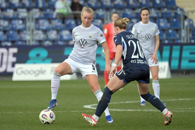 Ella Peddemors VfL Wolfsburg, 05 am with ball in duel with Laura Gloning TSG 1899 Hoffenheim, 20 GER, TSG 1899 Hoffenheim vs VfL Wolfsburg, Football, Google Pixel Frauen Bundesliga, Saison 2025 2026, 21 03 2026 DFB DFL regulations prohibit any use of photographs as image sequences and or quasi video GER, TSG 1899 Hoffenheim vs VfL Wolfsburg, Football, Google Pixel Frauen Bundesliga, Saison 2025 2026, 21 03 2026 Hoffenheim Copyright: xEibner-Pressefoto TobiasxBaurx EP_TBR
