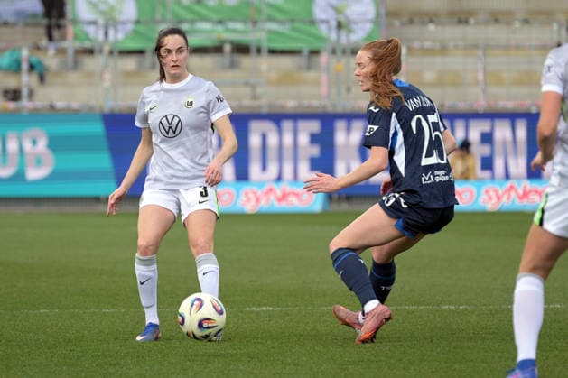 Caitlin Dijkstra VfL Wolfsburg, 03 am with ball in duel with Nikee Diana van Dijk TSG 1899 Hoffenheim, 25 GER, TSG 1899 Hoffenheim vs VfL Wolfsburg, Football, Google Pixel Womens Bundesliga, Season 2025 2026, 21 03 2026 DFB DFL regulations prohibit any use of photographs as image sequences and or quasi video GER, TSG 1899 Hoffenheim vs VfL Wolfsburg, Fußball, Google Pixel Frauen Bundesliga, Saison 2025 2026, 21 03 2026 Hoffenheim Copyright: xEibner-Pressefoto TobiasxBaurx EP_TBR