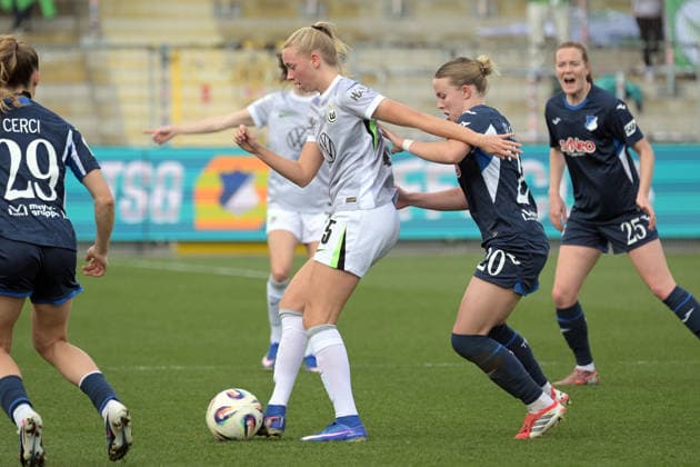 Ella Peddemors VfL Wolfsburg, 05 am with ball in duel with Laura Gloning TSG 1899 Hoffenheim, 20 GER, TSG 1899 Hoffenheim vs VfL Wolfsburg, Football, Google Pixel Frauen Bundesliga, Saison 2025 2026, 21 03 2026 DFB DFL regulations prohibit any use of photographs as image sequences and or quasi video GER, TSG 1899 Hoffenheim vs VfL Wolfsburg, Football, Google Pixel Frauen Bundesliga, Saison 2025 2026, 21 03 2026 Hoffenheim Copyright: xEibner-Pressefoto TobiasxBaurx EP_TBR