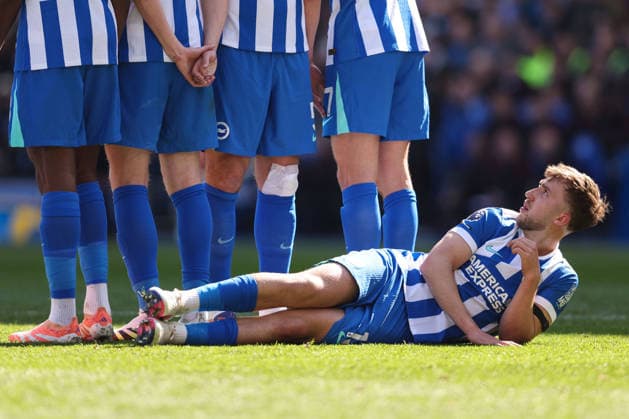 Brighton gegen Liverpool 21. März 2026, Falmer Premier League Fußball Brighton Hove Albion gegen Liverpool Jack Hinshelwood von Brighton Hove Albion liegt am Boden hinter der Abwehrmauer Foto Charlotte Wilson Abseits Falmer UK  Copyright: xCharlottexWilsonx xOffsidexOffside