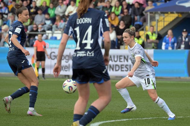 Svenja Huth VfL Wolfsburg, 10 am with ball in duel with Franziska Harsch TSG 1899 Hoffenheim, 17 GER, TSG 1899 Hoffenheim vs VfL Wolfsburg, Football, Google Pixel Frauen Bundesliga, Saison 2025 2026, 21 03 2026 DFB DFL regulations prohibit any use of photographs as image sequences and or quasi video GER, TSG 1899 Hoffenheim vs VfL Wolfsburg, Football, Google Pixel Frauen Bundesliga, Saison 2025 2026, 21 03 2026 Hoffenheim Copyright: xEibner-Pressefoto TobiasxBaurx EP_TBR