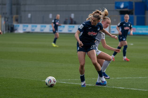 Google Pixel Frauen Bundesliga TSG Hoffenheim vs VfL Wolfsburg, Dietmar Hopp Stadion, 21 03 2026 Duel between Selina Cerci TSG Hoffenheim Frauen, 29 and Lena Lattwein VfL Wolfsburg Frauen, 8 Google Pixel Frauen Bundesliga TSG Hoffenheim vs VfL Wolfsburg, Dietmar Hopp Stadion, 21 03 2026 DFB DFL REGULATIONS PROHIBIT ANY USE OF PHOTOGRAPHS AS IMAGE SEQUENCES AND OR QUASI VIDEO Copyright: xBEAUTILUSxSPORTS Hillx