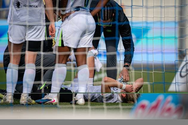 Alexandra Popp 11, VFL Wolfsburg lies injured on the ground, medical staff and team members attend to her GPFBL TSG Hoffenheim VfL Wolfsburg Copyright: xSpeedshotx