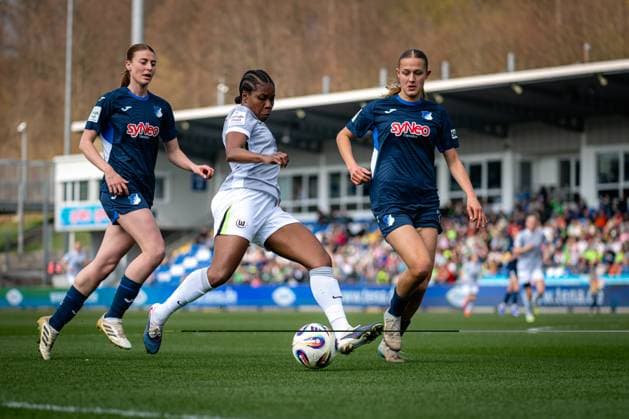 Lisa Doorn 14 TSG Hoffenheim and Svenja Vöhringer 34 TSG Hoffenheim defend against Lineth Beerensteyn 9 VFL Wolfsburg with ball GPFBL TSG Hoffenheim VfL Wolfsburg Copyright: xSpeedshotx
