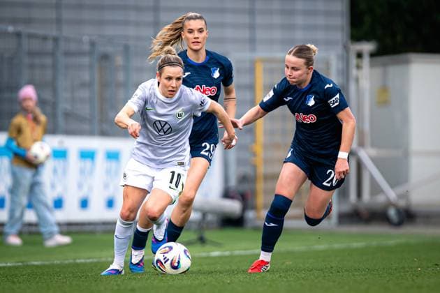 Svenja Huth 10 VFL Wolfsburg with the ball, while Laura Gloning 20 TSG Hoffenheim and Selina Cerci 29 TSG Hoffenheim defend GPFBL TSG Hoffenheim VfL Wolfsburg Copyright: xSpeedshotx