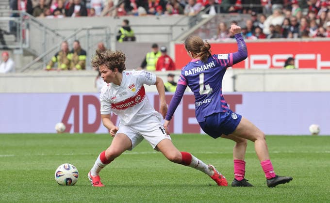 Stuttgart , Soccer Women 2 Bundesliga , VfB Stuttgart vs 1 FSV Mainz 05 , from left Rosa Rückert VfB Kara Bathmann Mainz