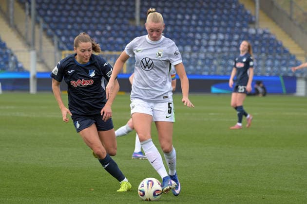 Ella Peddemors VfL Wolfsburg, 05 am with ball in duel with Lisann Kaut TSG 1899 Hoffenheim, 04 GER, TSG 1899 Hoffenheim vs VfL Wolfsburg, Football, Google Pixel Frauen Bundesliga, Saison 2025 2026, 21 03 2026 DFB DFL regulations prohibit any use of photographs as image sequences and or quasi video GER, TSG 1899 Hoffenheim vs VfL Wolfsburg, Football, Google Pixel Frauen Bundesliga, Saison 2025 2026, 21 03 2026 Hoffenheim Copyright: xEibner-Pressefoto TobiasxBaurx EP_TBR