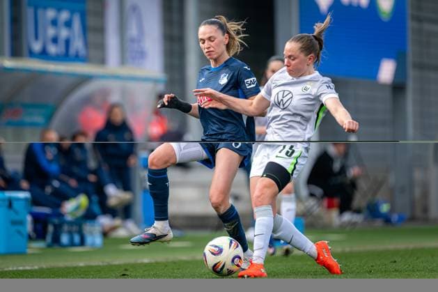 Jill Janssens 9 TSG Hoffenheim in a duel with Janou Levels 15 VFL Wolfsburg in focus GPFBL TSG Hoffenheim VfL Wolfsburg Copyright: xSpeedshotx