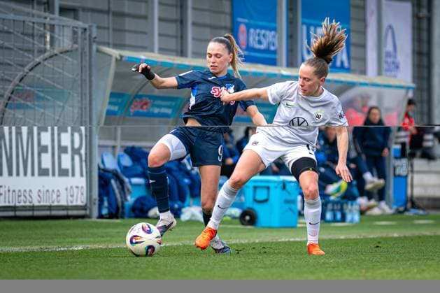 Jill Janssens 9 TSG Hoffenheim in a duel with Janou Levels 15 VFL Wolfsburg GPFBL TSG Hoffenheim VfL Wolfsburg Copyright: xSpeedshotx