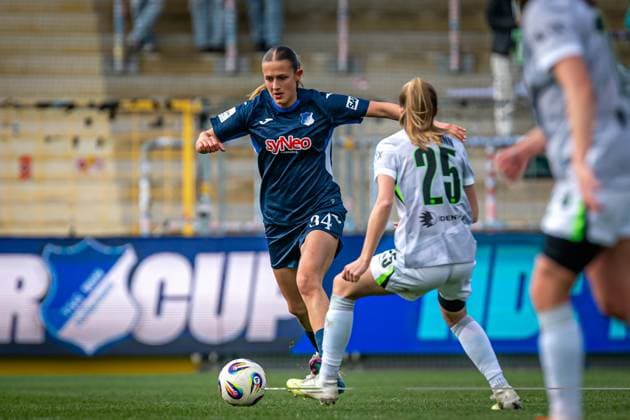Svenja Vöhringer 34 TSG Hoffenheim in a duel with Vivien Endemann 25 VFL Wolfsburg GPFBL TSG Hoffenheim VfL Wolfsburg Copyright: xSpeedshotx