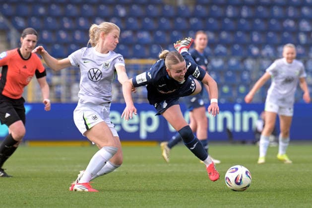 Laura Gloning TSG 1899 Hoffenheim, 20 am with ball in duel with Justine Kielland VfL Wolfsburg, 18 GER, TSG 1899 Hoffenheim vs VfL Wolfsburg, Football, Google Pixel Frauen Bundesliga, Saison 2025 2026, 21 03 2026 DFB DFL regulations prohibit any use of photographs as image sequences and or quasi video GER, TSG 1899 Hoffenheim vs VfL Wolfsburg, Football, Google Pixel Frauen Bundesliga, Saison 2025 2026, 21 03 2026 Hoffenheim Copyright: xEibner-Pressefoto TobiasxBaurx EP_TBR