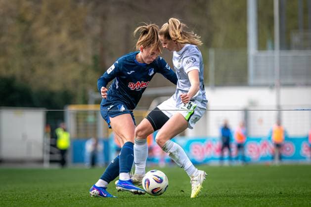 Valesca Ampoorter 18 TSG Hoffenheim in a header duel with a player from VFL Wolfsburg GPFBL TSG Hoffenheim VfL Wolfsburg Copyright: xSpeedshotx