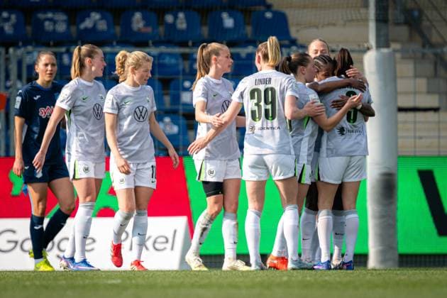 Linnea Saelen 41 VFL Wolfsburg hugs teammates as Vivien Endemann 25 VFL Wolfsburg , Janina Minge 6 VFL Wolfsburg and Justine Kielland 18 VFL Wolfsburg cheer together GPFBL TSG Hoffenheim VfL Wolfsburg Copyright: xSpeedshotx