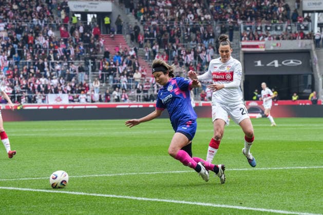 Nicole Billa VfB Stuttgart, 26 is late in a duel with Suguri Hashitani 1 FSV Mainz 05, 25 , GER, VfB Stuttgart vs 1 FSV Mainz 05, Football, Women, 2 Bundesliga, Matchday 20, Season 2025 2026, 21 03 2026, GER, VfB Stuttgart vs 1 FSV Mainz 05, Football, Women, 2 Bundesliga, Matchday 20, Season 2025 2026, 21 03 2026 Stuttgart Copyright: xEibner-Pressefoto ChristianxLangx EP_CLG