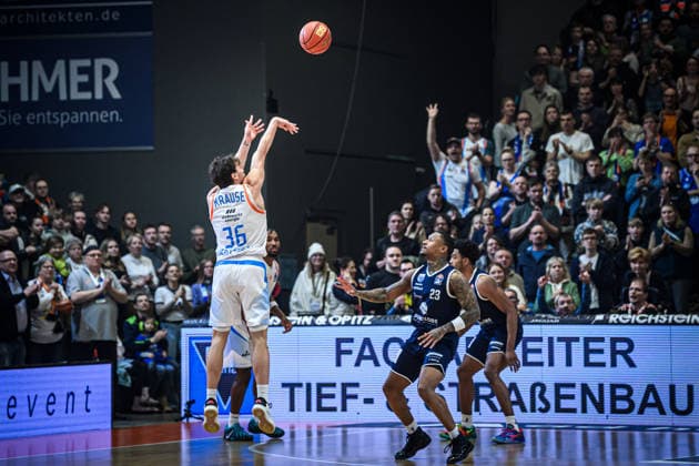 easycredit BBL Basketball Bundesliga 2025 2026 25 Matchday 21 03 2026 Science City Jena vs SYNTAINICS MBC v li Kristofer Krause Jena with the 3-pointer against Charles Callison MBC Sparkassen Arena