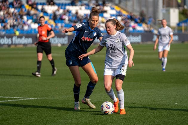 Google Pixel Frauen Bundesliga TSG Hoffenheim vs VfL Wolfsburg, Dietmar Hopp Stadion, 21 03 2026 duel between Lisa Doorn TSG Hoffenheim Frauen, 14 and Svenja Huth VfL Wolfsburg Frauen, 10 Google Pixel Frauen Bundesliga TSG Hoffenheim vs VfL Wolfsburg, Dietmar Hopp Stadion, 21 03 2026 DFB DFL REGULATIONS PROHIBIT ANY USE OF PHOTOGRAPHS AS IMAGE SEQUENCES AND OR QUASI VIDEO Copyright: xBEAUTILUSxSPORTS Hillx