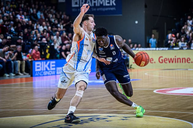 easycredit BBL Basketball Bundesliga 2025 2026 25 Matchday 21 03 2026 Science City Jena vs SYNTAINICS MBC v re on the ball Khyri Thomas MBC vs Jack Pagenkopf Jena Sparkassen Arena