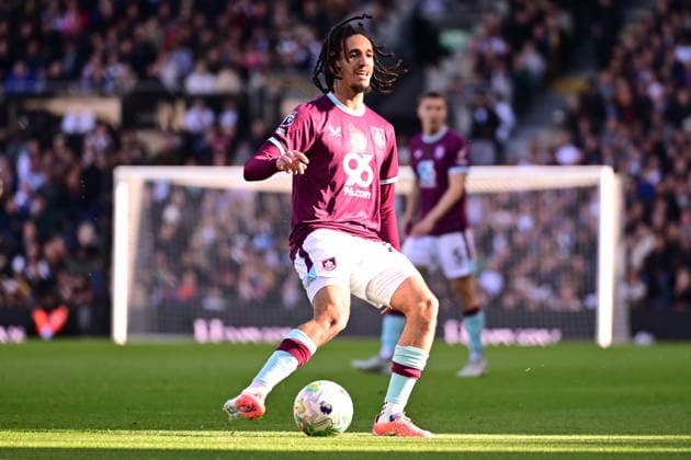 Fulham v Burnley, Premier League Burnley midfielder Hannibal Mejbri (28) looks to release the ball during the Premier League match between Fulham and Burnley at Craven Cottage, London, UK on 21 March 2026. London Craven Cottage Greater London UK Editorial use only DataCo restrictions apply See www.football-dataco.com , Copyright: xDennisxGoodwinx PSI-23930-0023