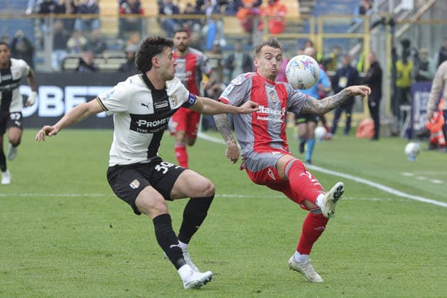 Jari Vandeputte of US Cremonese battle for the ball with Alessandro Circati of Parma AC during Parma Calcio vs US Cremonese, 30Â° Serie A Enilive 2025-26 game at Ennio Tardini stadium in Parma (PR), Italy, on March 21, 2026.  Copyright: xDavidexCasentini IPAxSportx xipa-agency.netx xx IPA_73233851 IPA_Agency_IPA73233851