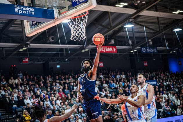 easycredit BBL Basketball Bundesliga 2025 2026 25 Matchday 21 03 2026 Science City Jena vs SYNTAINICS MBC RJ Gunn MBC with the lay-up, on the right Chris Carter Jena Sparkassen Arena