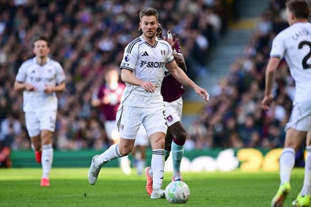 Fulham v Burnley, Premier League Fulham defender Joachim Anderson (5) on the ball during the Premier League match between Fulham and Burnley at Craven Cottage, London, UK on 21 March 2026. London Craven Cottage Greater London UK Editorial use only DataCo restrictions apply See www.football-dataco.com , Copyright: xDennisxGoodwinx PSI-23930-0029