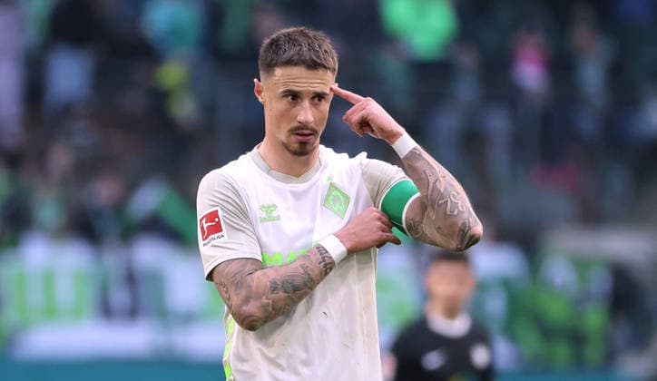 Marco Friedl zeigt auf den Kopf Kopfsache Aktion Oberkörper Fußball Fussball DFL Bundesliga Herren 27. Spieltag Saison 2025 2026 21.03.2026 VfL Wolfsburg WOB vs. SV Werder Bremen DFL regulations prohibit any use of photographs as image sequences and or quasi-video. *** Marco Friedl points to the head thing Action upper body Sport Soccer Football DFL Bundesliga Men 27 Matchday Season 2025 2026 21 03 2026 VfL Wolfsburg WOB vs SV Werder Bremen DFL regulations prohibit any use of photographs as image sequences and or quasi video