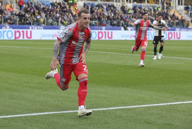CALCIO - Serie A - Parma Calcio vs US Cremonese Jari Vandeputte of US Cremonese celebrates after scoring with Jamie Vardy of US Cremonese and team during Parma Calcio vs US Cremonese, 30Â° Serie A Enilive 2025-26 game at Ennio Tardini stadium in Parma (PR), Italy, on March 21, 2026. Parma Italy  Copyright: xIPAxSport ABACAx