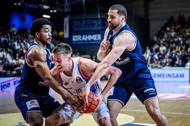 easycredit BBL Basketball Bundesliga 2025 2026 25 Matchday 21 03 2026 Science City Jena vs SYNTAINICS MBC Center Joe Wieskamp Jena in a tough duel against two opponents Left Marcus Foster MBC Sparkassen Arena