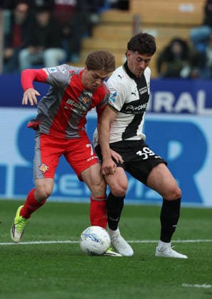 Cremonese™s Alessio Zerbin fight for the ball with Parma™s Alessandro Circati during the Serie A soccer match between Parma and Cremonese at the Ennio Tardini Stadium in Parma - Saturday March 21, 2026. - Soccer .  Copyright: xGiannixSantandrea LaPressex