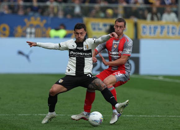 Parma™s Gabriel Strefezza fight for the ball with Cremonese™s Filippo Terracciano during the Serie A soccer match between Parma and Cremonese at the Ennio Tardini Stadium in Parma - Saturday March 21, 2026. - Soccer .  Copyright: xGiannixSantandrea LaPressex