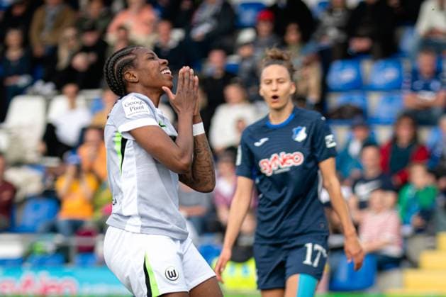 Lineth Beerensteyn 9 VFL Wolfsburg show emotion while Franziska Harsch 17 TSG Hoffenheim concentrate GPFBL TSG Hoffenheim VfL Wolfsburg Copyright: xSpeedshotx