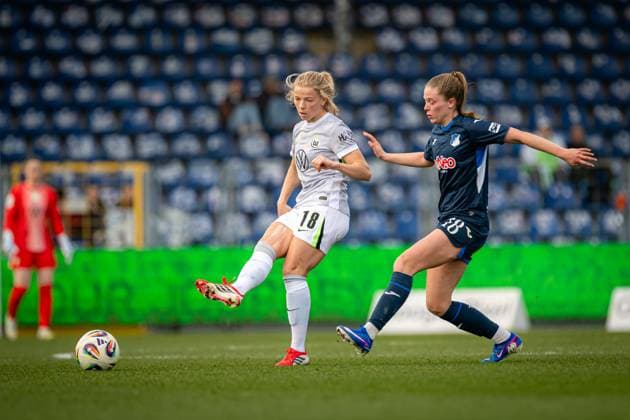 Justine Kielland 18 VFL Wolfsburg with the ball while Valesca Ampoorter 18 TSG Hoffenheim defends GPFBL TSG Hoffenheim VfL Wolfsburg Copyright: xSpeedshotx