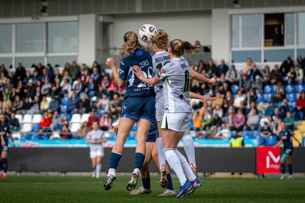 Selina Cerci 29 TSG Hoffenheim in a header duel with Justine Kielland 18 VFL Wolfsburg and Janina Minge 6 VFL Wolfsburg GPFBL TSG Hoffenheim VfL Wolfsburg Copyright: xSpeedshotx