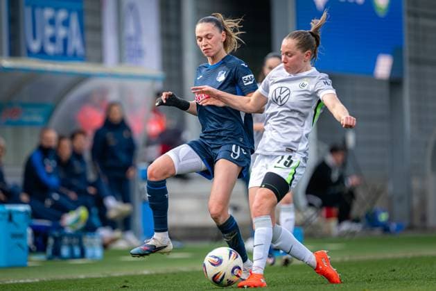 Jill Janssens 9 TSG Hoffenheim in a duel with Janou Levels 15 VFL Wolfsburg for the ball GPFBL TSG Hoffenheim VfL Wolfsburg Copyright: xSpeedshotx