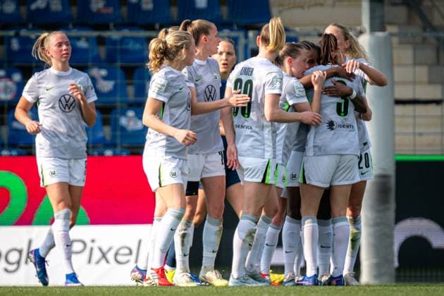 Vivien Endemann 25 VFL Wolfsburg with Ella Peddemors 5 VFL Wolfsburg and Sophia Kleinherne 4 VFL Wolfsburg celebrate together with teammates GPFBL TSG Hoffenheim VfL Wolfsburg Copyright: xSpeedshotx
