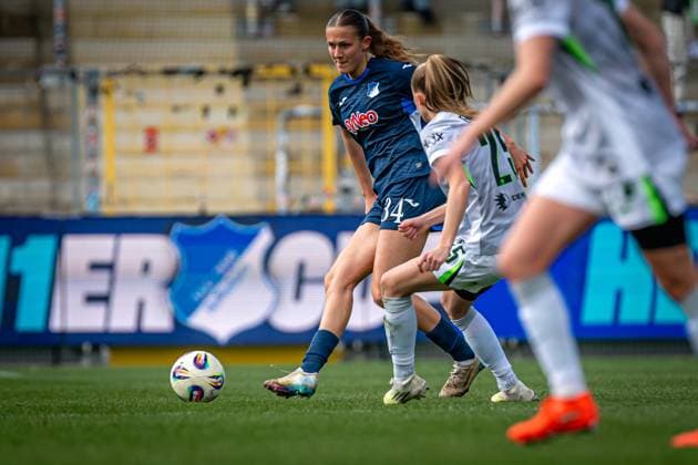 Svenja Vöhringer 34 TSG Hoffenheim with ball while opponent from VFL Wolfsburg defends GPFBL TSG Hoffenheim VfL Wolfsburg Copyright: xSpeedshotx