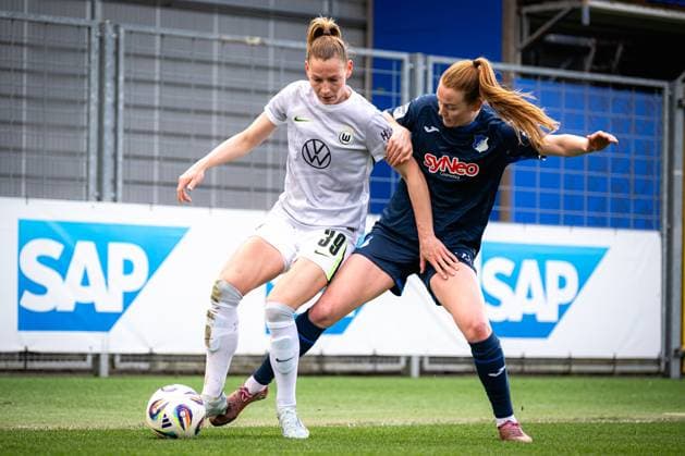Sarai Linder 39 VFL Wolfsburg in a duel with Nikee van Dijk 25 TSG Hoffenheim for the ball GPFBL TSG Hoffenheim VfL Wolfsburg Copyright: xSpeedshotx