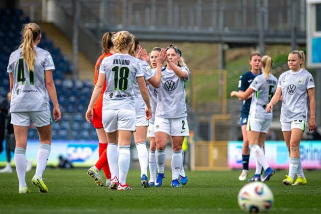 Anny Kerim Lindland 38 VFL Wolfsburg and Smilla Vallotto 14 VFL Wolfsburg swap places with Svenja Huth 10 VFL Wolfsburg and Thea Bjelde 2 VFL Wolfsburg GPFBL TSG Hoffenheim VfL Wolfsburg Copyright: xSpeedshotx