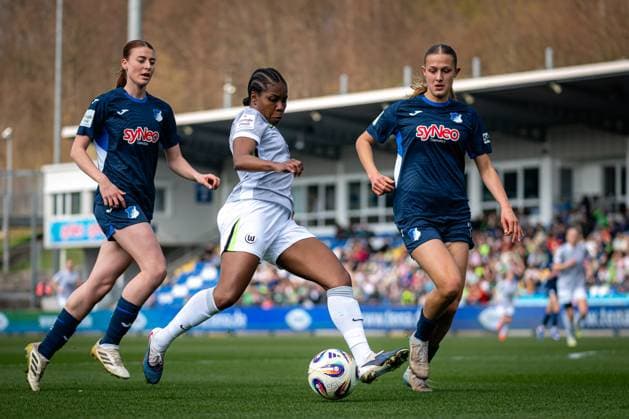 Lisa Doorn 14 TSG Hoffenheim and Svenja Vöhringer 34 TSG Hoffenheim defend against Lineth Beerensteyn 9 VFL Wolfsburg with ball GPFBL TSG Hoffenheim VfL Wolfsburg Copyright: xSpeedshotx