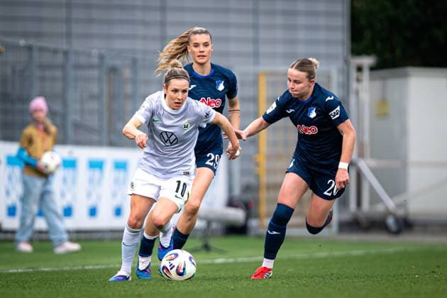 Svenja Huth 10 VFL Wolfsburg with the ball, while Laura Gloning 20 TSG Hoffenheim and Selina Cerci 29 TSG Hoffenheim defend GPFBL TSG Hoffenheim VfL Wolfsburg Copyright: xSpeedshotx