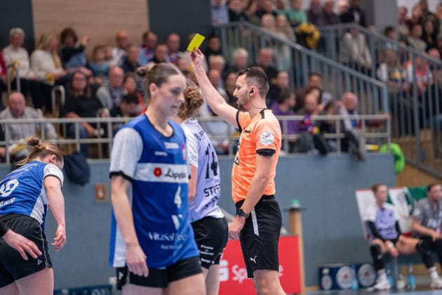 HSG Blomberg Lippe GER vs Vfl Oldenburg GER , Handball, 1 Handball Bundesliga Women, Matchday 20, 21 3 2026, Season 2025 2026, Blomberg Jannik Rips Referee gives a yellow card Blomberg Sporthalle an der Ulmenallee Germany