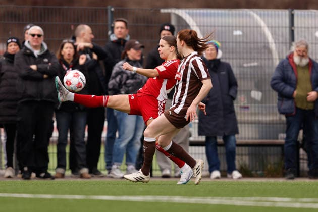 Soccer I Women I Season 2025 2026 I Regionalliga Nord I 15 Matchday I St Pauli SpVg Aurich I 21 03 2026 Sophie Musal 22, SpVg Aurich takes the ball and fights for possession with Nina Woitzik 5, FC St Pauli Heiligengeistfeld Feldstraße 1 Hamburg Germany Copyright: xLobeca CedricxSiefkerx
