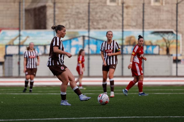 Soccer I Women I Season 2025 2026 I Regionalliga Nord I 15 Matchday I St Pauli SpVg Aurich I 21 03 2026 Merle Oppenheim 4, FC St Pauli passes the ball to her teammate Heiligengeistfeld Feldstraße 1 Hamburg Germany Copyright: xLobeca CedricxSiefkerx