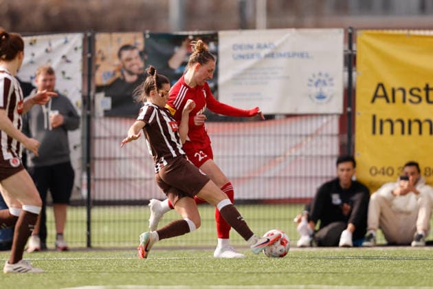 Soccer I Women I Season 2025 2026 I Regionalliga Nord I 15 Matchday I St Pauli SpVg Aurich I 21 03 2026 Linnea Taube 20, FC St Pauli Dorothea Elisabeth Greulich 23, SpVg Aurich in duel Heiligengeistfeld Feldstraße 1 Hamburg Germany Copyright: xLobeca CedricxSiefkerx