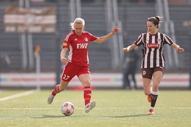 Soccer I Women I Season 2025 2026 I Regionalliga Nord I 15 Matchday I St Pauli SpVg Aurich I 21 03 2026 Aylin Rewohl 27, SpVg Aurich plays the ball to her teammate Heiligengeistfeld Feldstraße 1 Hamburg Germany Copyright: xLobeca CedricxSiefkerx