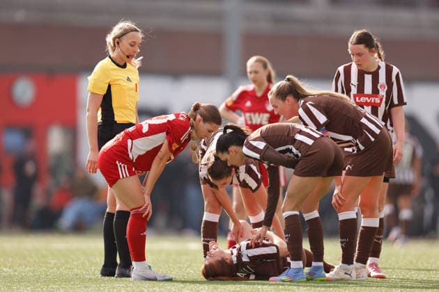 Soccer I Women I Season 2025 2026 I Regionalliga Nord I 15 Matchday I St Pauli SpVg Aurich I 21 03 2026 Sophie Musal 22, SpVg Aurich asks Nina Woitzik 5, FC St Pauli if everything is alright Heiligengeistfeld Feldstraße 1 Hamburg Germany Copyright: xLobeca CedricxSiefkerx